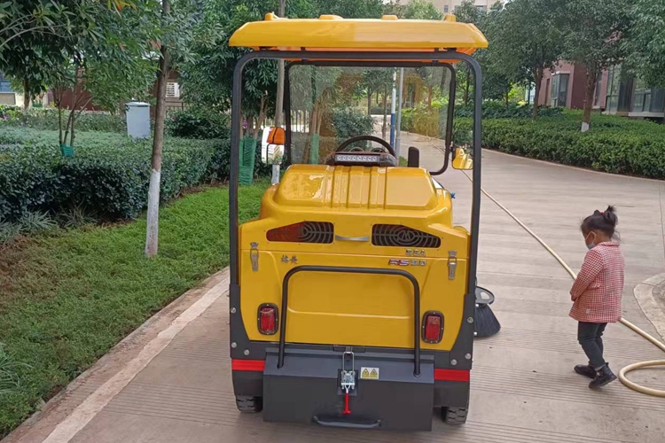 寶來潔掃地車廠家交機(jī)駕駛式電動(dòng)環(huán)衛(wèi)掃地車于小區(qū)物業(yè)城市街道地下停車場(chǎng)保潔
