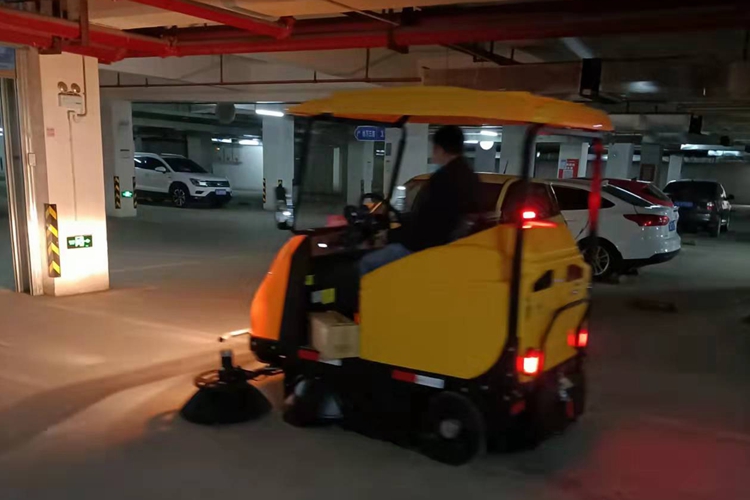 寶來潔掃地車廠家交機(jī)駕駛式電動(dòng)環(huán)衛(wèi)掃地車于小區(qū)物業(yè)城市街道地下停車場(chǎng)保潔