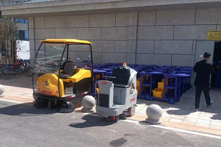 醫(yī)院學(xué)校如何選擇駕駛式掃地車洗地機？清潔效率如何？