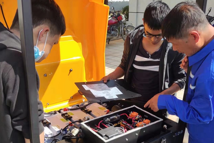醫(yī)院學(xué)校如何選擇駕駛式掃地車洗地機？清潔效率如何？