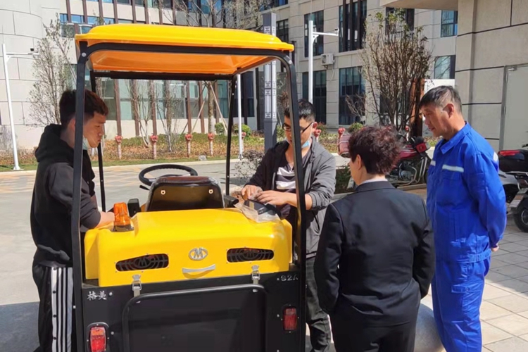 醫(yī)院學(xué)校如何選擇駕駛式掃地車洗地機？清潔效率如何？