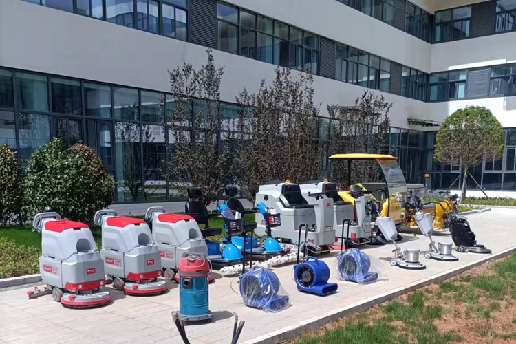 云南昆明寶來潔駕駛式電動(dòng)塵推車、鋰電池洗地機(jī)、駕駛式洗地機(jī)、駕駛式掃地車、車載三輪高壓沖洗車單擦機(jī)、拋光機(jī)入駐物業(yè)公司保潔