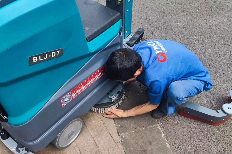 如何選擇鋰電池電動(dòng)駕駛式洗地機(jī)，三輪四桶保潔車？