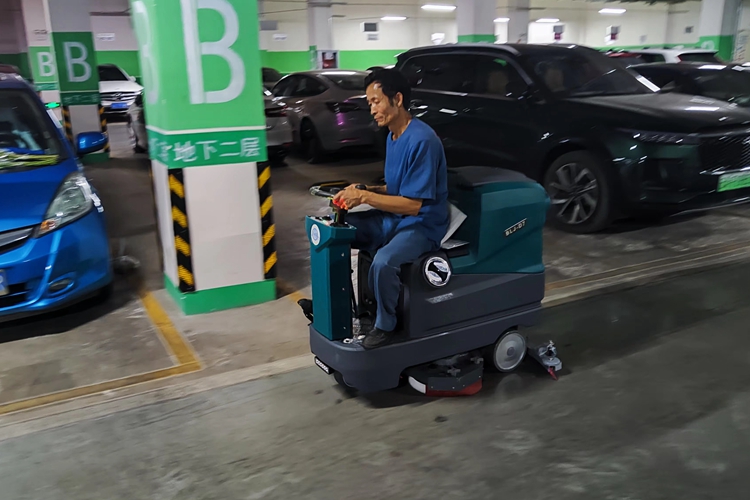 如何選擇鋰電池電動(dòng)駕駛式洗地機(jī)，三輪四桶保潔車？