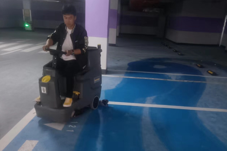 寶來(lái)潔駕駛式洗地機(jī)電機(jī)式高壓清洗機(jī)正式服務(wù)云南昆明某地下停車場(chǎng)塑膠地面