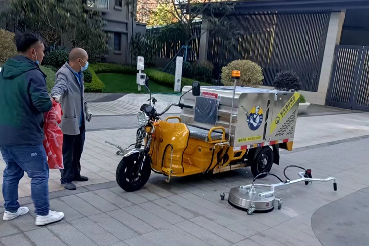 絮實Q5多功能高壓沖洗車（鋰電版）正式服役物業(yè)小區(qū)服務(wù)保潔 現(xiàn)場交機培訓(xùn)