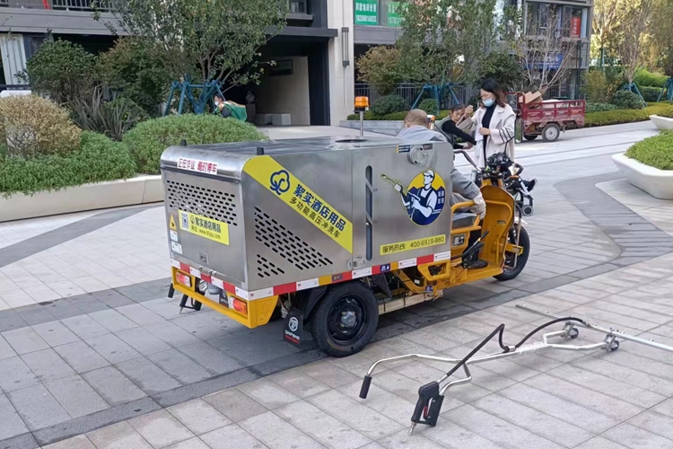 絮實Q5多功能高壓沖洗車（鋰電版）正式服役物業(yè)小區(qū)服務(wù)保潔 現(xiàn)場交機培訓(xùn)