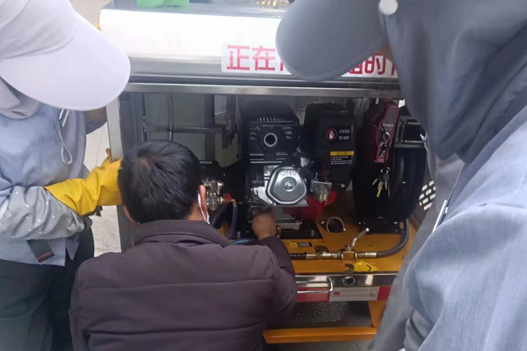 絮實Q5多功能高壓沖洗車（鋰電版）正式服役物業(yè)小區(qū)服務(wù)保潔 現(xiàn)場交機培訓(xùn)
