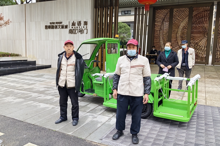 寶來潔國標(biāo)240L垃圾桶四桶清運車 轉(zhuǎn)運車交機昆明融創(chuàng)文旅城保潔