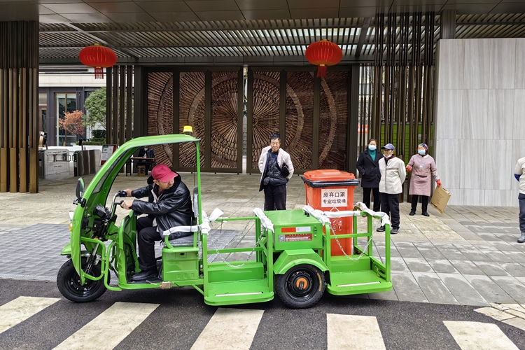 寶來潔國標(biāo)240L垃圾桶四桶清運車 轉(zhuǎn)運車交機昆明融創(chuàng)文旅城保潔