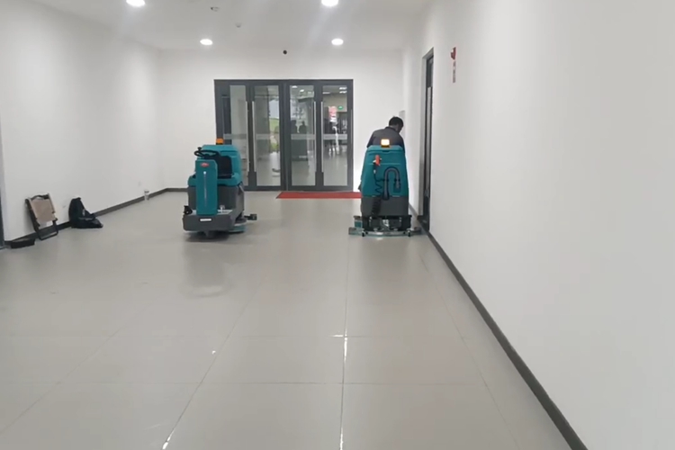 云南昆明寶來(lái)潔洗地機(jī)廠(chǎng)家睿聯(lián)小匠r-x760駕駛式洗地機(jī)交機(jī)大理大學(xué)保潔