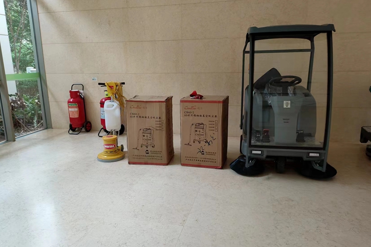 云南昆明寶來潔KM130/130駕駛式掃地車睿聯(lián)小匠r-x760駕駛式洗地機(jī)單擦機(jī)交付昆明醫(yī)科大學(xué)第一附屬醫(yī)院（云大醫(yī)院）德國(guó)卡赫清潔設(shè)備項(xiàng)目