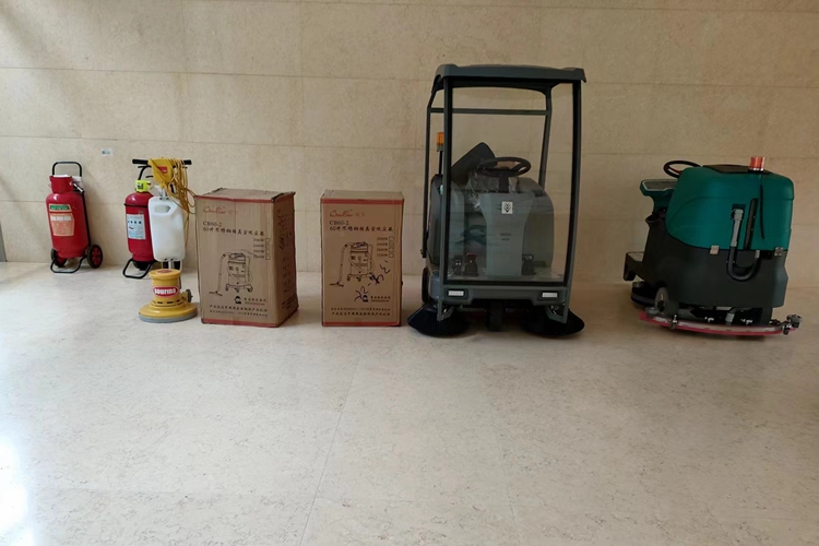 云南昆明寶來潔KM130/130駕駛式掃地車睿聯(lián)小匠r-x760駕駛式洗地機(jī)單擦機(jī)交付昆明醫(yī)科大學(xué)第一附屬醫(yī)院（云大醫(yī)院）德國(guó)卡赫清潔設(shè)備項(xiàng)目