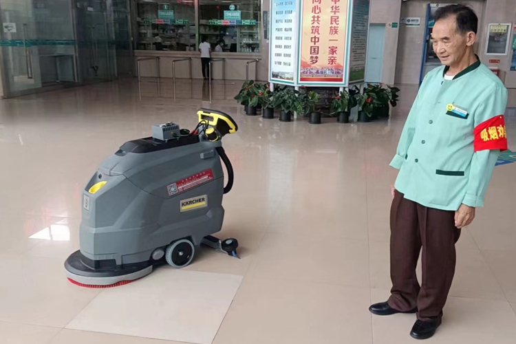 醫(yī)院洗地機卡赫BD 5050 C Bp Classic手推式洗地機交付石林縣人民醫(yī)院