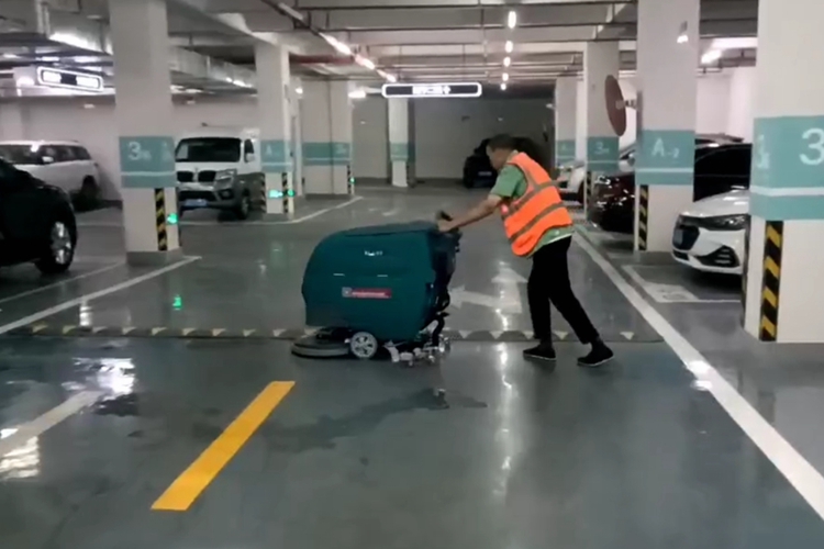 手推式洗地機(jī)在環(huán)氧地坪車(chē)庫(kù)地下停車(chē)場(chǎng)的應(yīng)用