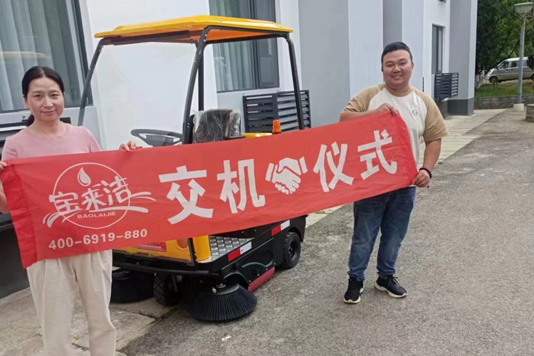 駕駛式掃地車(chē)哪個(gè)牌子好，云南（寶來(lái)潔）格美S2A駕駛式電動(dòng)掃地機(jī)婦青干校交機(jī)