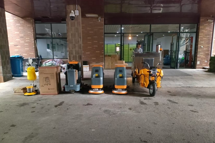 絮實（寶來潔）手推式駕駛式洗地機，三輪高壓清洗車，吸塵器，單擦機昆明同仁醫(yī)院交機案例