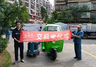 如何選擇鋰電池電動(dòng)駕駛式洗地機(jī)，三輪四桶保潔車？