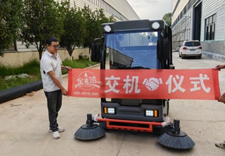 電動(dòng)掃地車在工廠和物流園的塵土清潔清掃工作中具有顯著優(yōu)勢(shì)