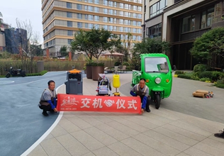 物業(yè)小區(qū)保潔車 高壓清洗機(jī) 駕駛式洗地機(jī) 單擦機(jī)交機(jī)案例