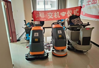 絮實(shí)手推式洗地機(jī),駕駛式洗地機(jī)鋰電池刷盤水箱膠條日常維護(hù)與保養(yǎng)